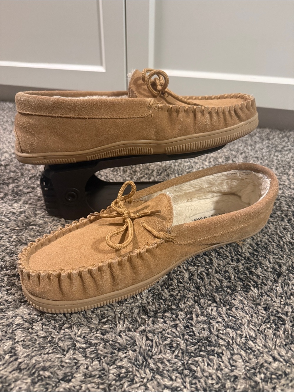Minnetonka Men’s 11 Pile Lined Suede Moccasin Slippers Tan Brown